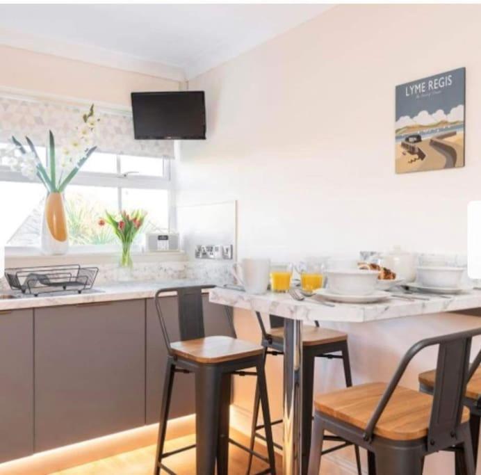 ליים ריג'יס Beautiful Large Property, Sleeps 9 Walking Distance To The Sea , Beaches And Restaurants Fantastic Interior מראה חיצוני תמונה